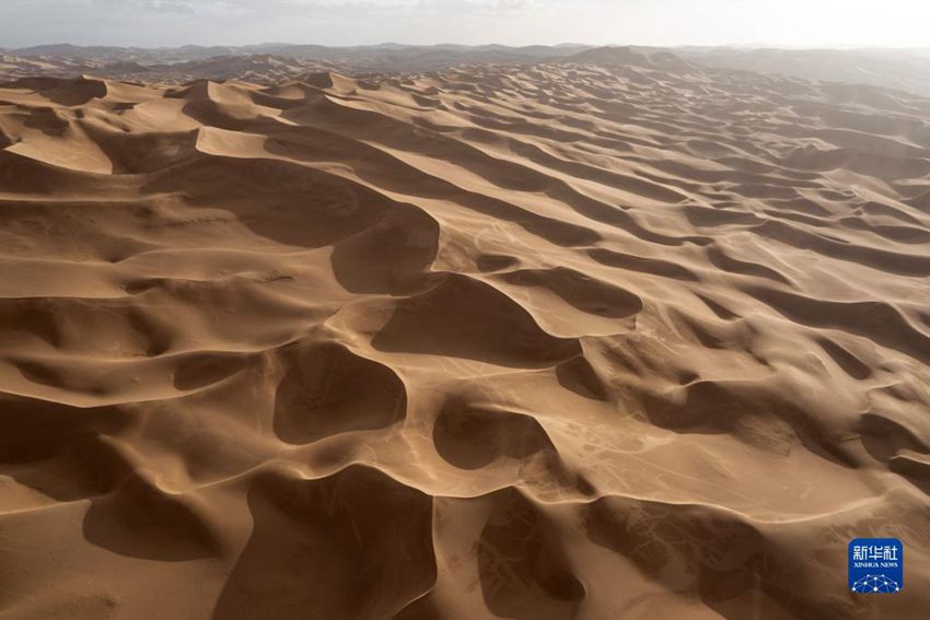 6월 30일 아얼진산 국가급 자연보호구에서 촬영한 쿠무쿠리 사막 [드론으로 촬영/사진 출처: 신화사]