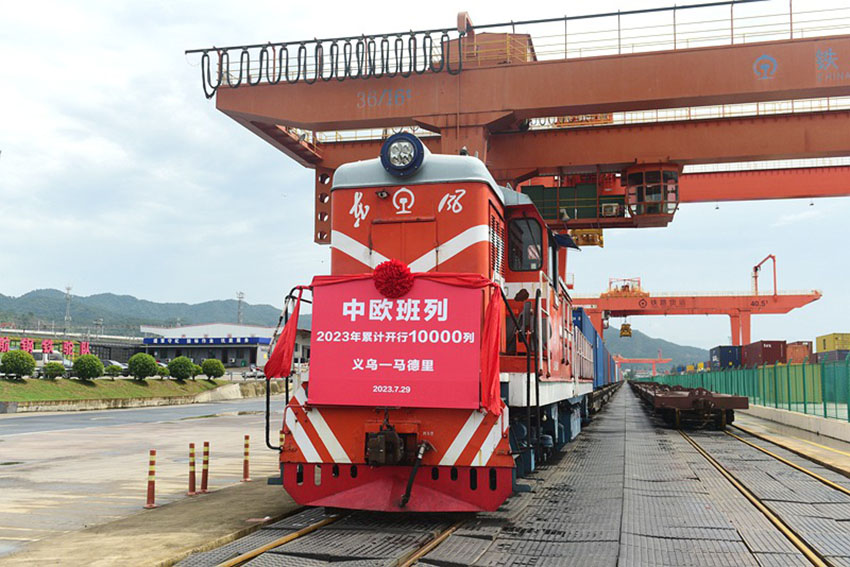 110TEU에 화물을 가득 실은 X8020편 중국-유럽 화물열차가 이우 서역에서 경적을 울리며 출발하고 있다. [7월 29일 촬영/사진 촬영: 첸쉬성(錢旭升)]