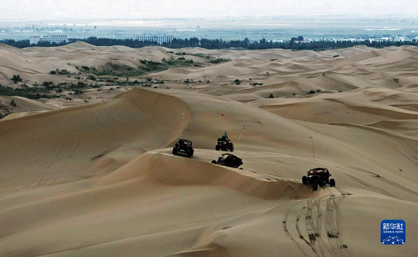 지프차가 쿠부치사막을 횡단한다. [8월 5일 촬영/사진 출처: 신화사]
