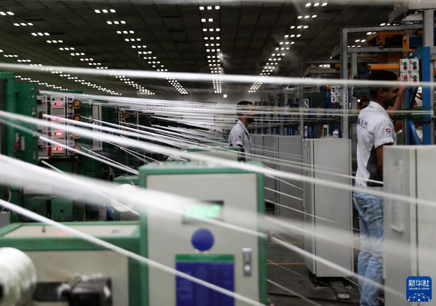 유리섬유 생산라인에서 작업하는 직원들 [6월 26일 촬영/사진 출처: 신화사]