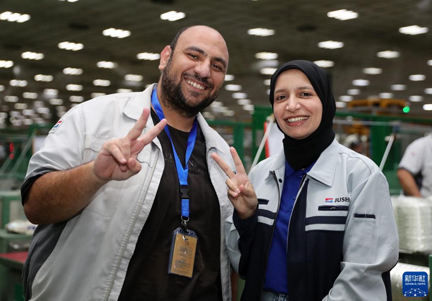 디나(오른쪽)와 남편 압둘라가 손가락으로 V자를 만들며 환하게 웃고 있다. [6월 26일 촬영/사진 출처: 신화사]