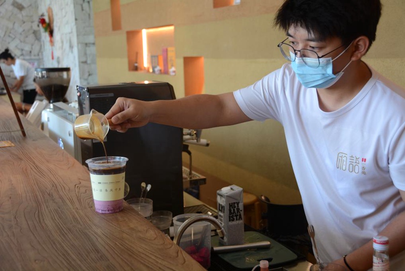 샤먼 샹안구 샹산거리의 한 카페에서 점원이 '용과 커피'를 만들고 있다. [8월 2일 촬영/사진 출처: 신화사]