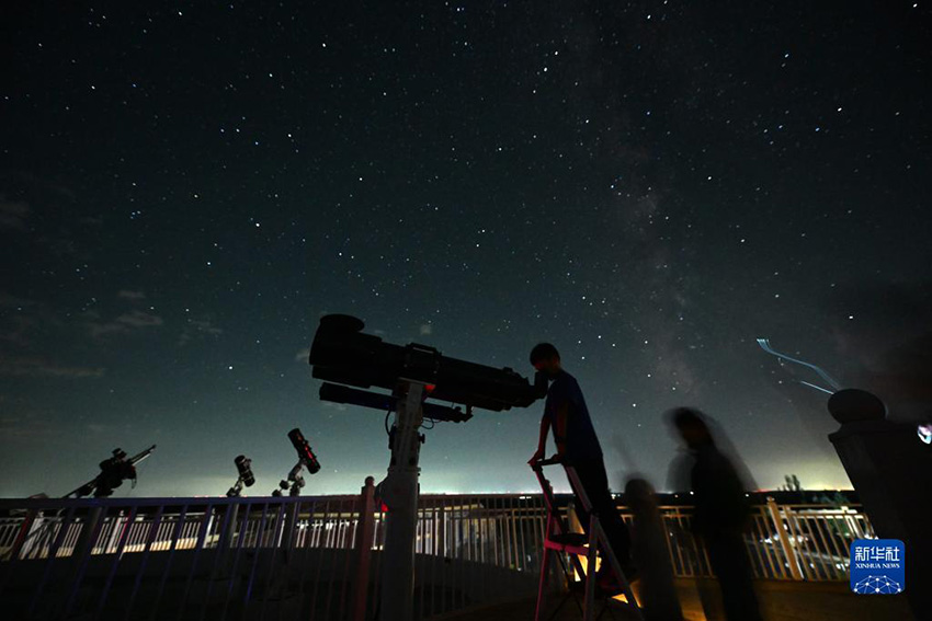 천문 애호가들이 하바호 천문대에서 별자리를 관측하고 있다. [8월 13일 촬영/사진 출처: 신화사]