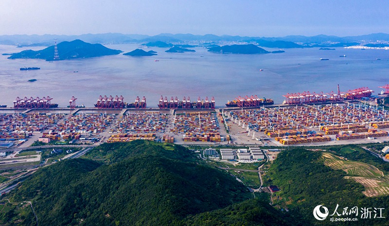 작업이 한창인 닝보 저우산항 촨산(穿山) 항구 컨테이너 부두 [사진 출처: 인민망]
