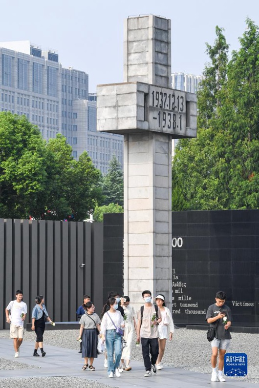 참관객들이 난징대학살 기념관을 둘러보고 있다. [사진 출처: 신화사]