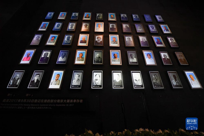 8월 15일 촬영한 난징대학살 기념관 안의 벽에 생존자들의 사진이 붙어 있다. [사진 출처: 신화사]