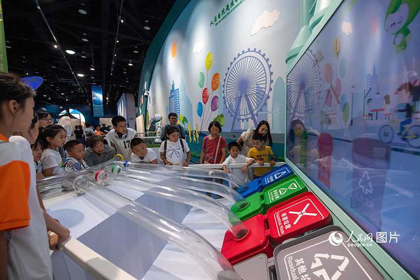 중국과학기술관에서 어린이들이 질문을 통해 쓰레기 분리수거 관련 정보를 습득한다. [7월 19일 촬영/사진 출처: 인민망]