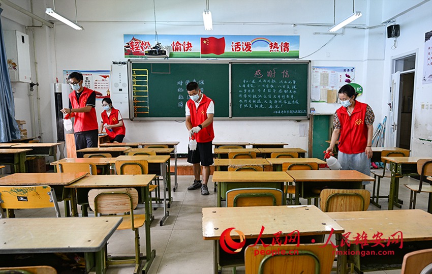 줘저우시 쌍어학교의 자원봉사들이 교실을 소독하며 개학 위한 만반의 준비를 하고 있다. [8월 16일 촬영/사진 출처: 인민망]