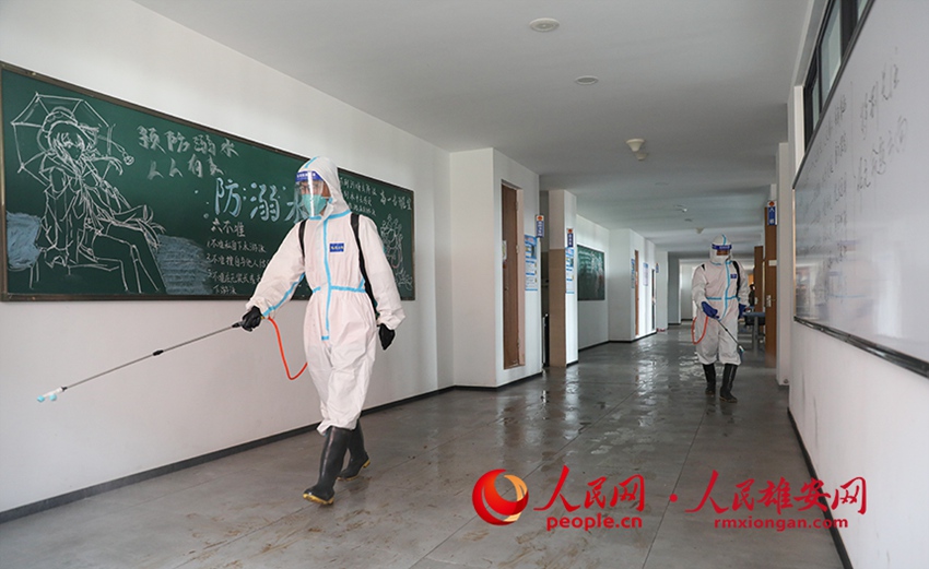 탕산(唐山)에서 온 자원봉사자들이 허베이성 줘저우중학교 강의동 안을 소독하며 개학 위한 만반의 준비를 하고 있다. [8월 17일 촬영/사진 출처: 인민망]