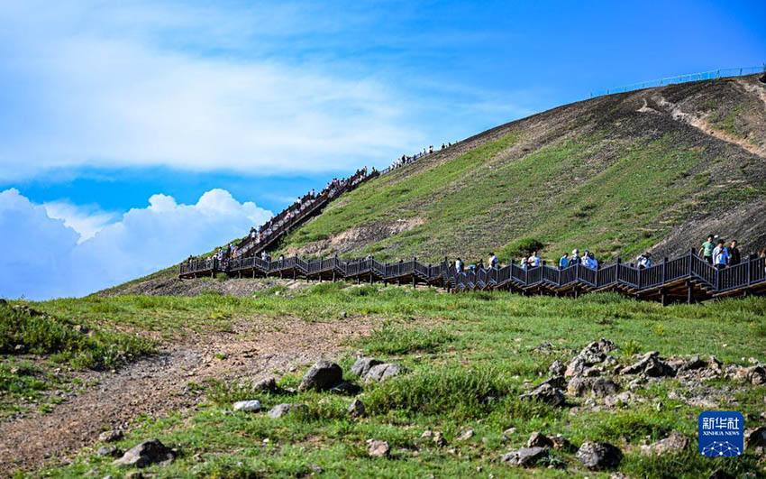 관광객들이 줄지어 화산을 등반한다. [8월 6일 촬영/사진 출처: 신화사]
