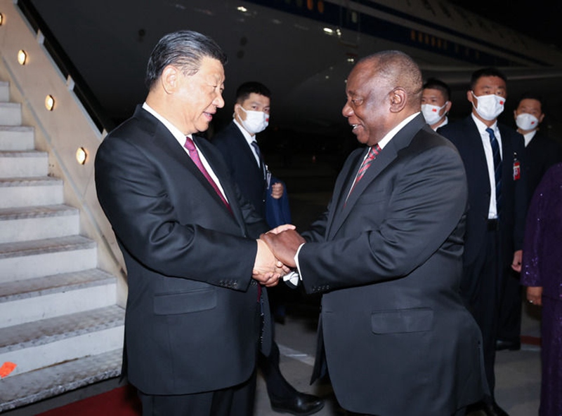 시진핑 주석이 시릴 라마포사 남아공 대통령의 환영을 받는 장면 [사진 출처: 신화사]