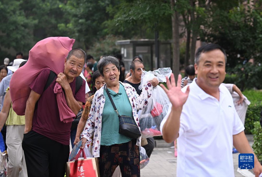 톈진시 시칭구 츠룽난가도의 한 임시 대피소에서 주민들이 짐을 정리하고 집에 돌아가는 차를 타러 간다. [8월 20일 촬영/사진 출처: 신화사]