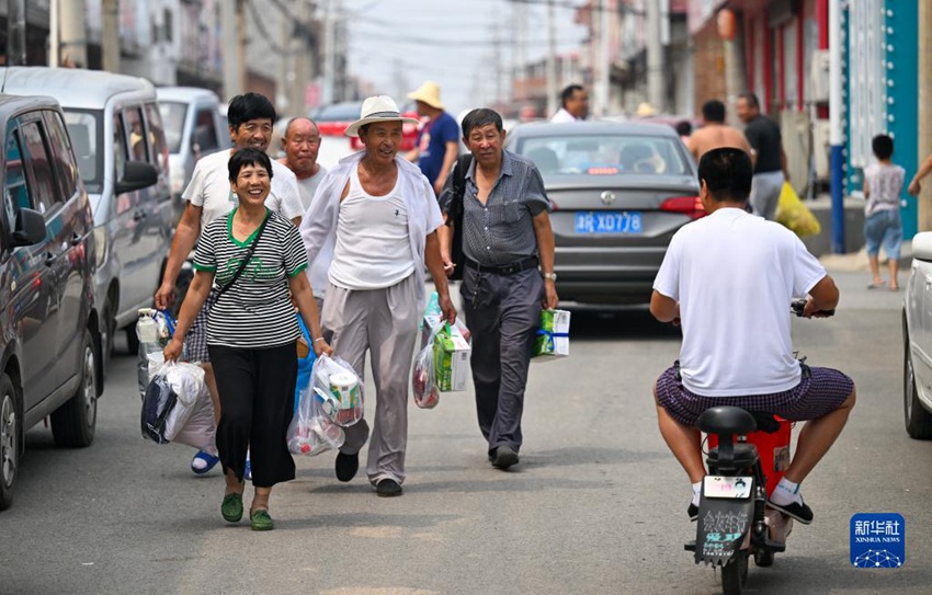 톈진시 징하이구 타이터우진에서 복귀하는 주민들이 거리에서 서로 안부를 묻는다. [8월 20일 촬영/사진 출처: 신화사]
