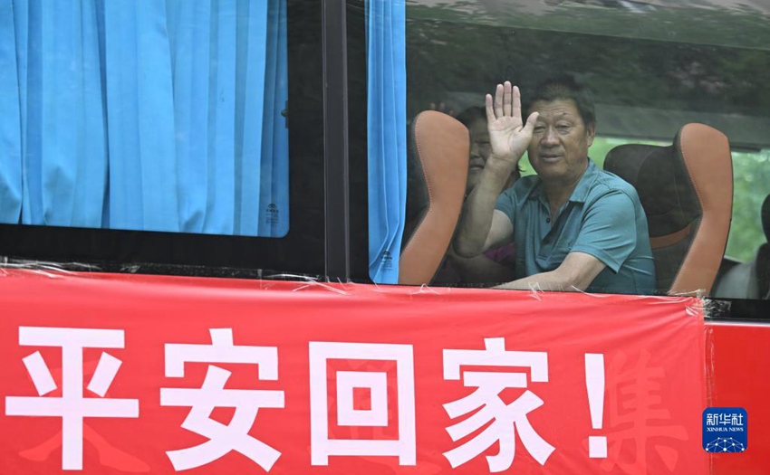 톈진시 시칭구 츠룽난가도에서 집에 갈 주민이 차 안에서 손을 흔든다. [8월 20일 촬영/사진 출처: 신화사]