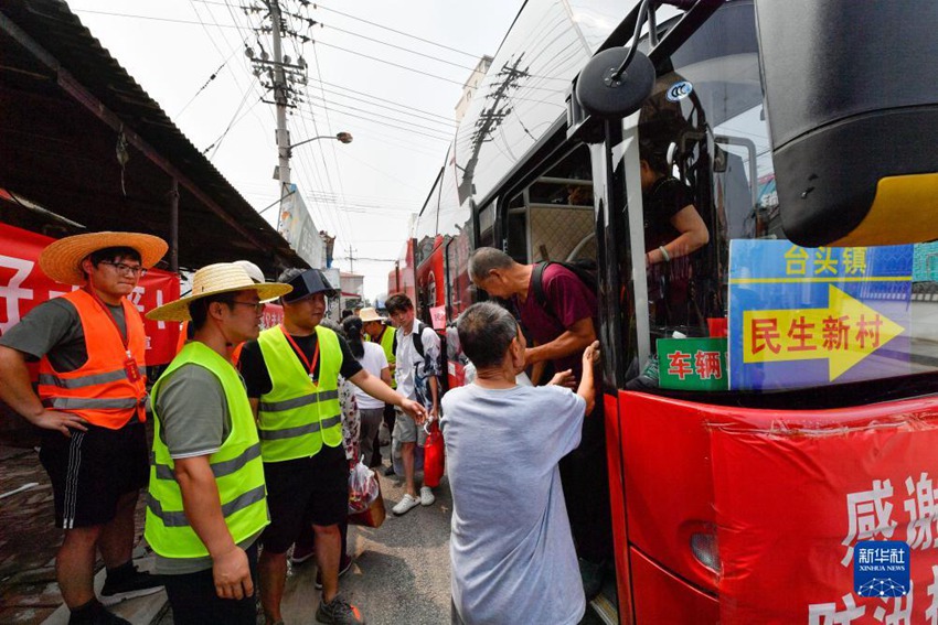톈진시 징하이구 타이터우진에서 주민들이 차례대로 차에서 내리며 집에 돌아간다. [8월 20일 촬영/사진 출처: 신화사]