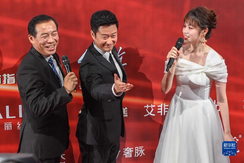 제18회 중국 창춘 영화제 홍보대사인 우징(吳京)(가운데)이 레드카펫에 모습을 드러냈다. [8월 28일 촬영/사진 출처: 신화사]