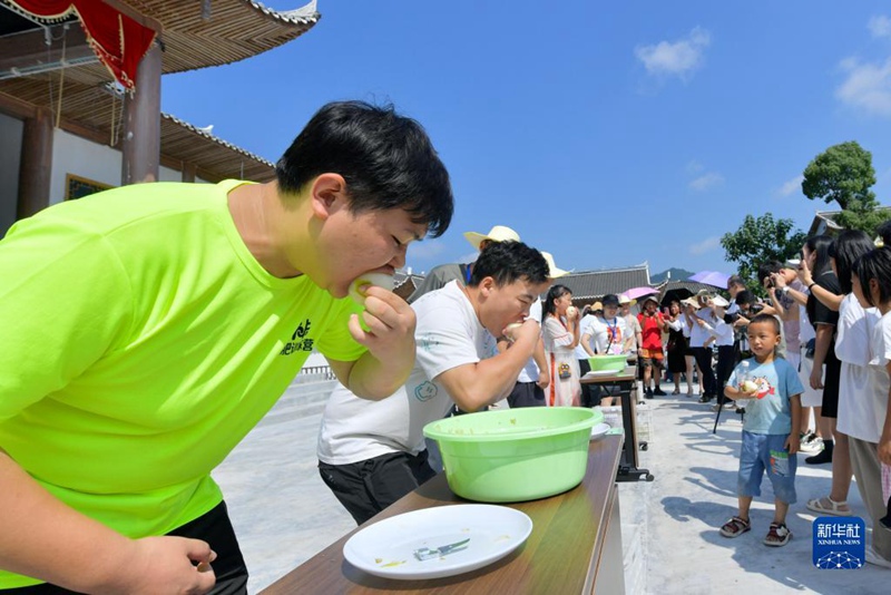 쉬안언현 자오위안진 황핑촌 운동회에서 관광객들이 배 먹기 대회에 참가하고 있다. [8월 12일 촬영/사진 촬영: 쑹원(宋文)]