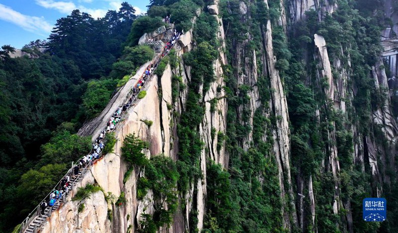 관광객들이 서악 화산산의 북쪽 봉우리에 위치한 창룽링을 오르고 있다. [8월 10일 드론 촬영/사진 출처: 신화사] 