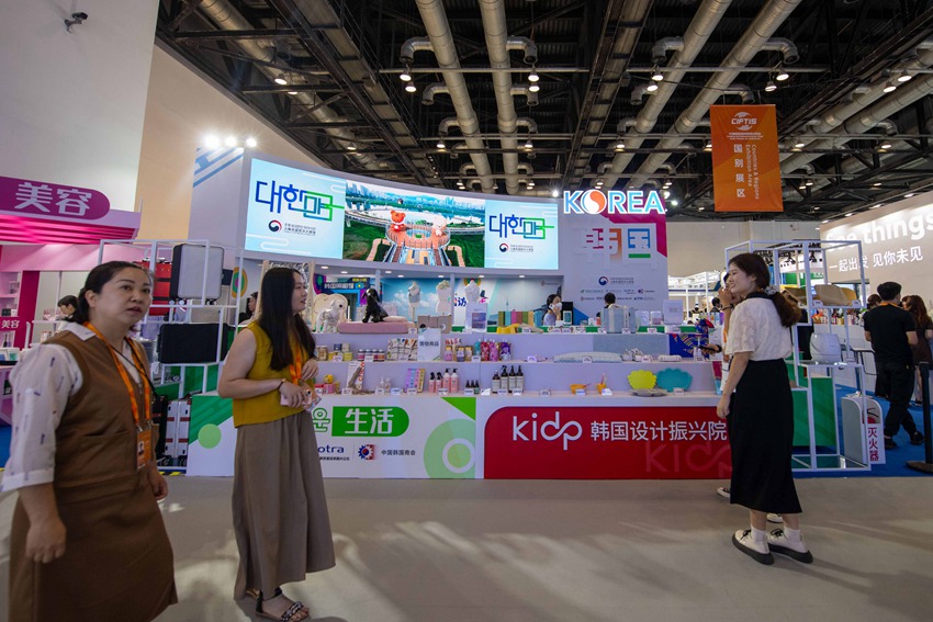 국가컨벤션센터 한국 전시장의 다채로운 한국 상품이 관광객들의 이목을 끌고 있다. [9월 2일 촬영/사진 출처: 인민망]