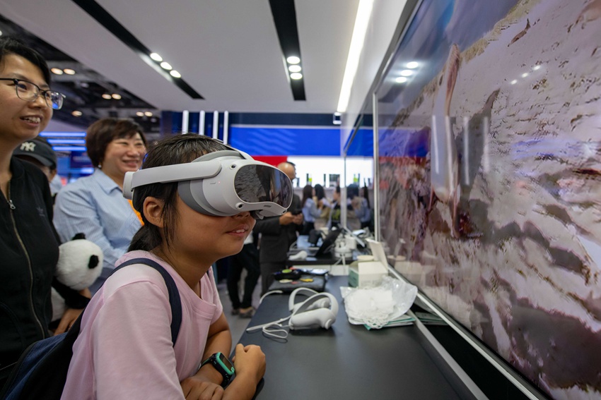 국가컨벤션센터 영국 전시장에서 어린이 관람객이 VR 안경으로 이국 풍경을 체험한다. [9월 2일 촬영/사진 출처: 인민망]