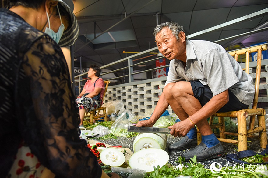야채를 구매하는 손님 [사진 출처: 인민망]
