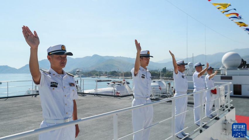 중국 해군 의료선 ‘허핑팡저우’호가 동티모르에 도착했다. 관병들이 환영 인파에게 손을 흔든다. [9월 3일 촬영/사진 촬영: 쉬웨이(徐巍)]