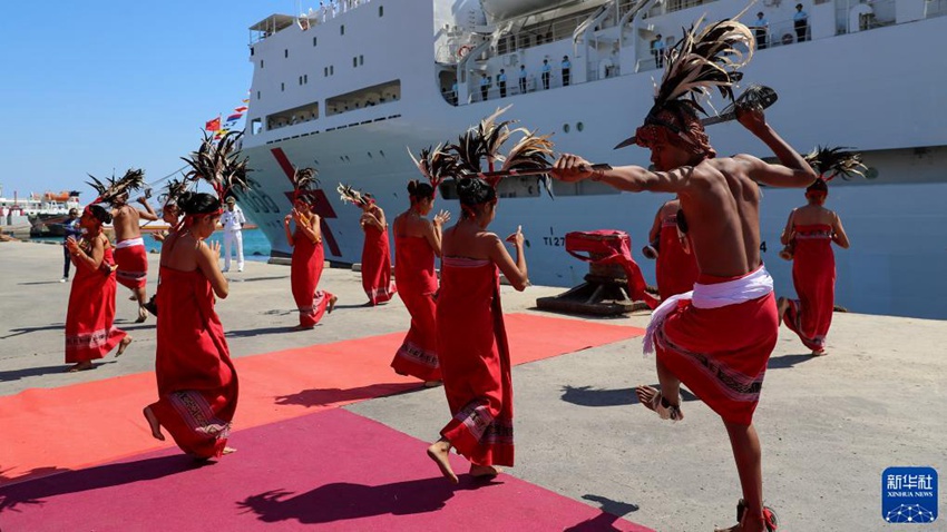 중국 해군 의료선 ‘허핑팡저우’호가 동티모르에 도착했다. 동티모르 현지민들이 특별한 춤과 노래 공연으로 환영한다. [9월 3일 촬영/사진 촬영: 리위(黎宇)]