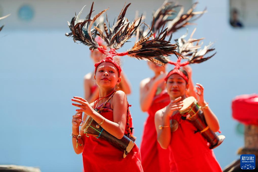 중국 해군 의료선 ‘허핑팡저우’호가 동티모르에 도착했다. 동티모르 현지민들이 특별한 춤과 노래 공연으로 환영한다. [9월 3일 촬영/사진 촬영: 쉬웨이]