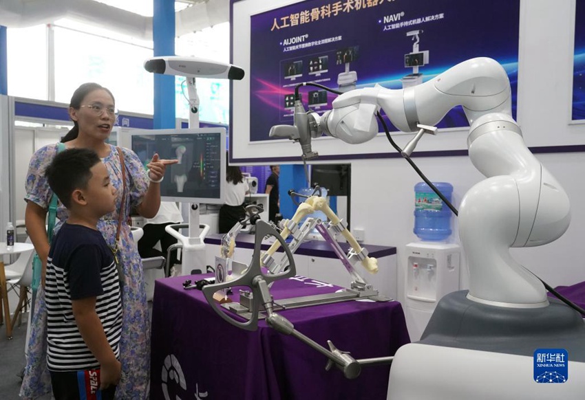 인공지능 정형외과 수술 로봇 [9월 3일 촬영/사진 출처: 신화사]