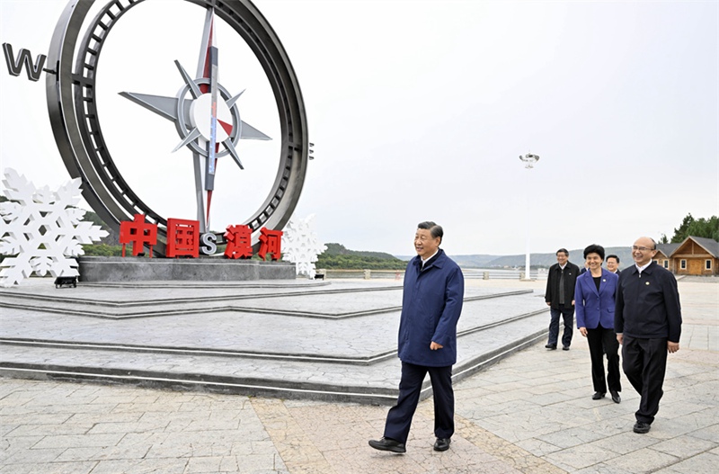 6일 오후 시진핑 주석이 다싱안링 지역 모허시 베이지(北極)촌을 시찰하고 있다.