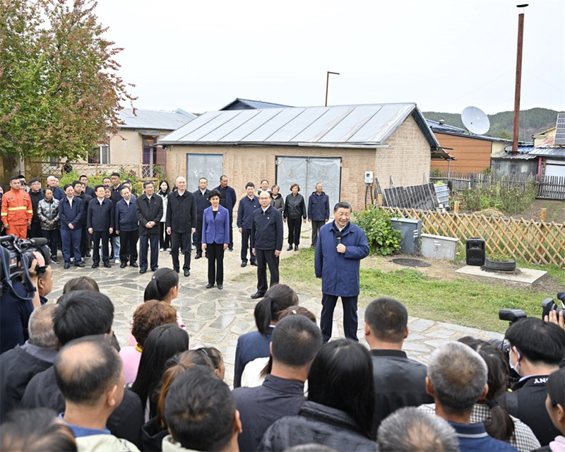 6일 오후 시진핑 주석이 다싱안링 지역 모허시 베이지촌을 시찰하면서 현지 주민들과 환담을 나누고 있다.
