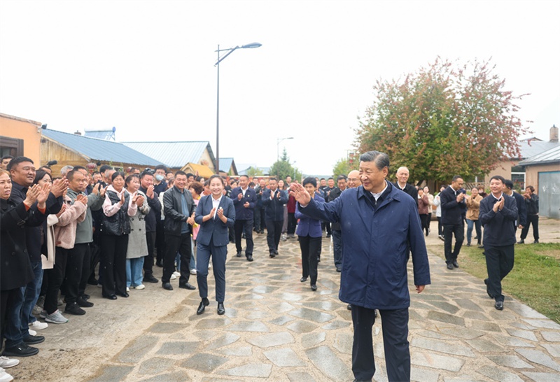 6일 오후 시진핑 주석이 다싱안링 지역 모허시 베이지촌을 시찰하면서 현지 주민들에게 손을 흔들어 인사하고 있다.