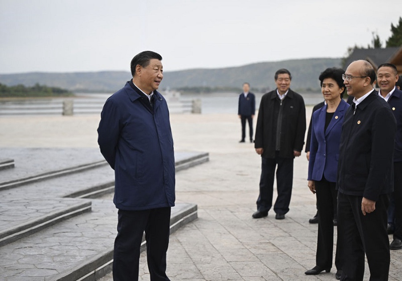 6일 오후 시진핑 주석이 다싱안링 지역 모허시 베이지촌을 시찰하고 있다.