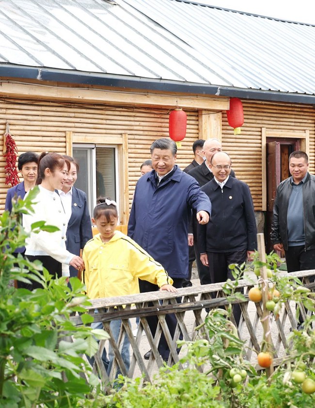 6일 오후 다싱안링 지역 모허시 베이지촌을 찾은 시진핑 주석이 민박집을 운영하는 한 주민의 집에서 정원을 둘러보고 있다.