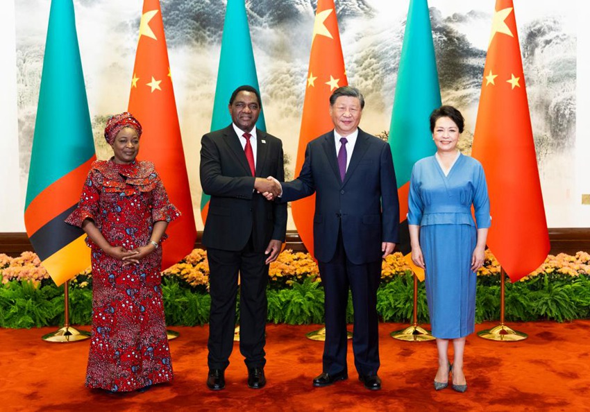 회담 전 시진핑(習近平) 국가주석과 펑리위안(彭麗媛) 여사가 하카인데 히칠레마 잠비아 대통령 부부와 기념사진을 촬영하고 있다.