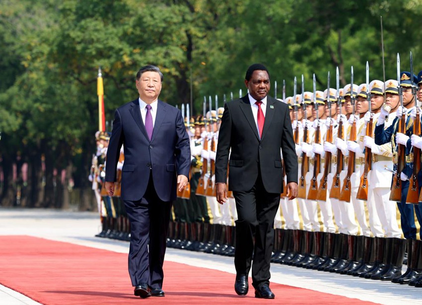 회담 전 시진핑 국가주석이 하카인데 히칠레마 잠비아 대통령을 위해 인민대회당 동문 밖 광장에서 환영식을 열었다.