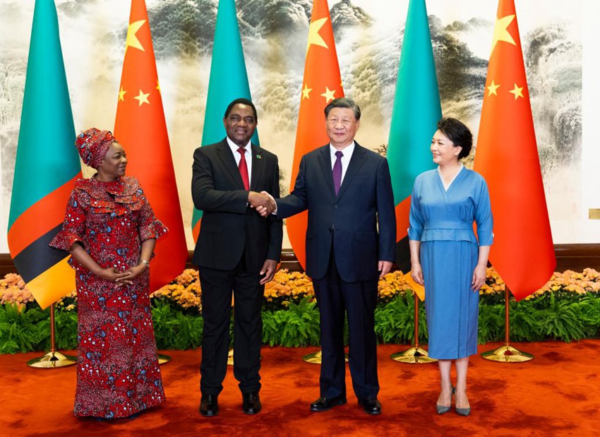 회담 전 시진핑 국가주석과 펑리위안 여사가 하카인데 히칠레마 잠비아 대통령 부부와 기념사진을 촬영하고 있는 모습.