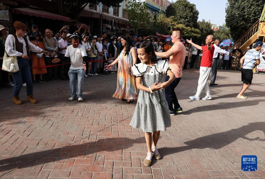 신장 카스고성 관광지에서 현지 주민이 관광객과 음악에 맞춰 춤을 춘다. [9월 7일 촬영]