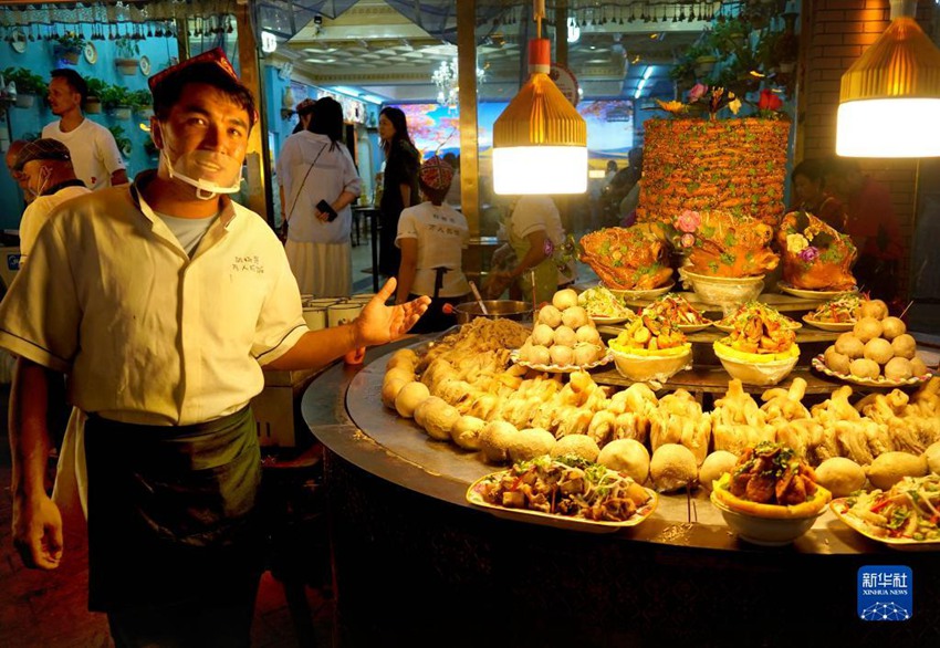 신장 카스고성 관광지, 직원이 야시장에서 맛있는 먹거리를 판매하고 있다. [9월 4일 촬영]