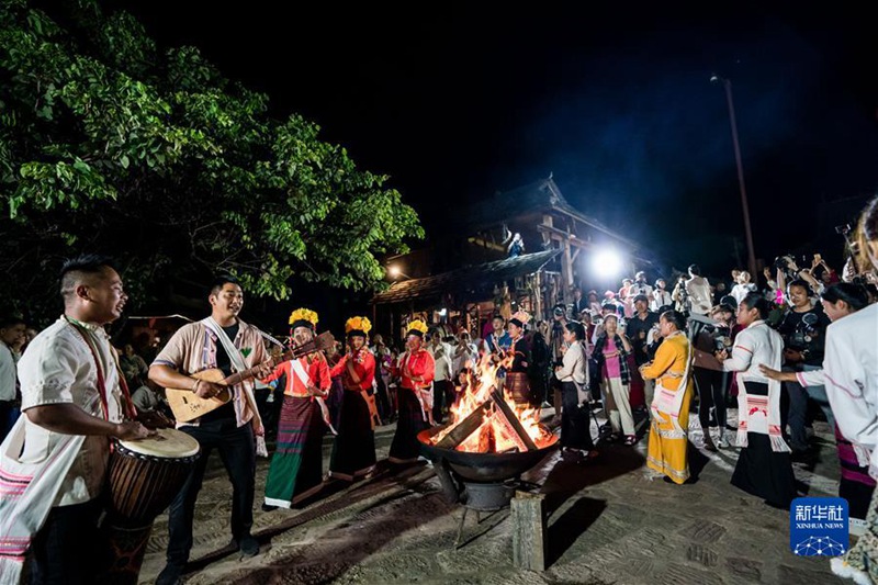 9월 17일, 징마이산 웡지 마을에서 사람들이 모닥불을 에워싸고 춤을 추면서 축하하고 있다. [사진 출처: 신화사]