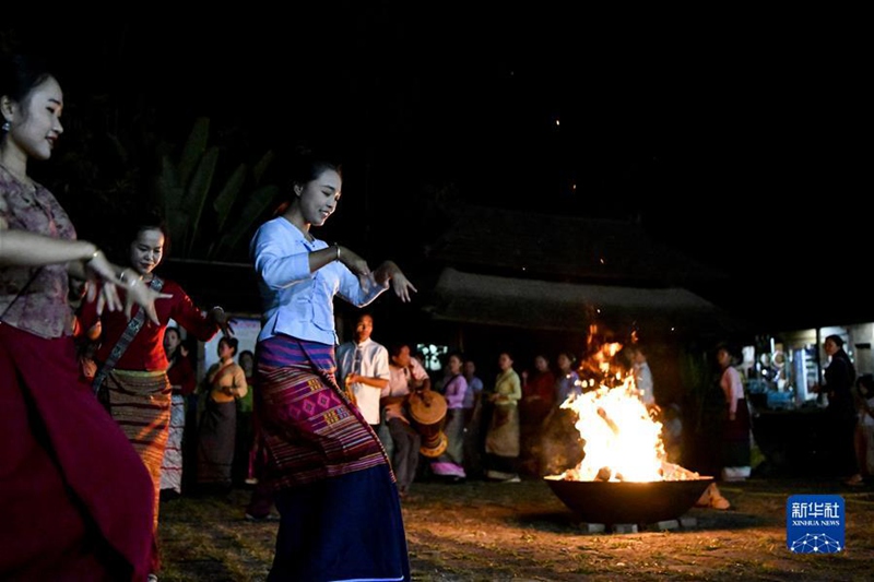 9월 17일, 징마이산 웡지 마을에서 사람들이 모닥불을 에워싸고 춤을 추면서 축하하고 있다. [사진 출처: 신화사]