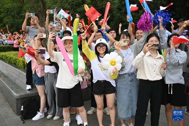 9월 20일, 성화 봉송을 지켜보는 시민들