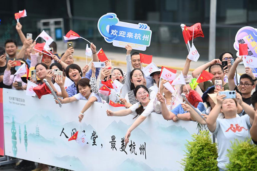 시민들이 20일 항저우(杭州)역에서 진행된 항저우 아시안게임 성화 전달식을 구경하고 있다. 
