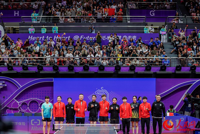 중국 여자 탁구 선수들과 중국 마카오 여자 선수들이 단체 사진을 찍는다. [사진 출처: 항저우 아시안게임 조직위원회]