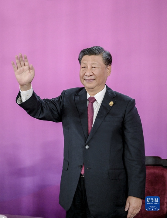 시진핑 국가주석이 손을 흔들며 인사하고 있다.