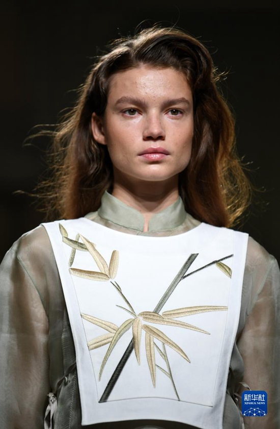 24일(현지 시간) 이탈리아 밀라노 봄여름 패션위크에서 모델이 구이저우 먀오족 자수가 놓인 의상을 선보이고 있다.