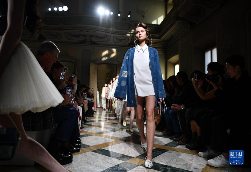 24일(현지 시간) 이탈리아 밀라노 봄여름 패션위크에서 모델이 구이저우 먀오족 자수가 놓인 의상을 선보이고 있다.