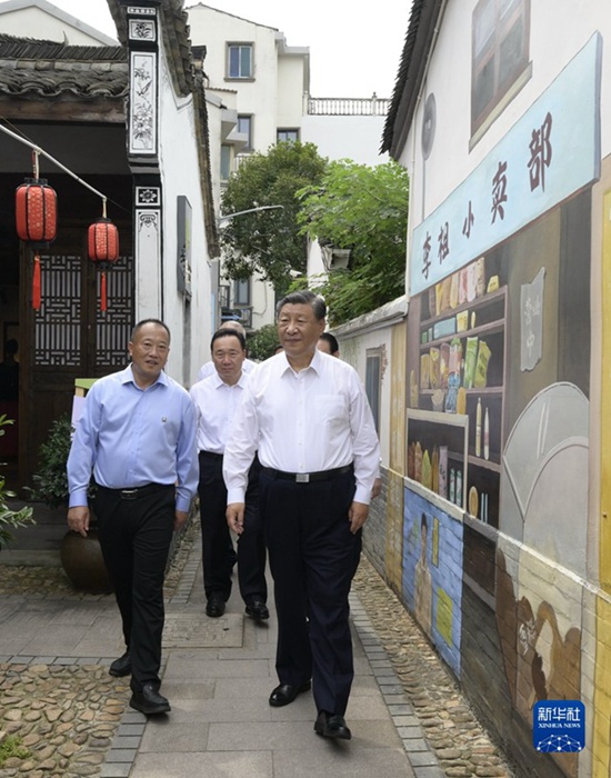 지난 20일 오전, 시진핑 주석은 진화시 이우시 허우자이 거리 리쭈촌을 시찰했다. 