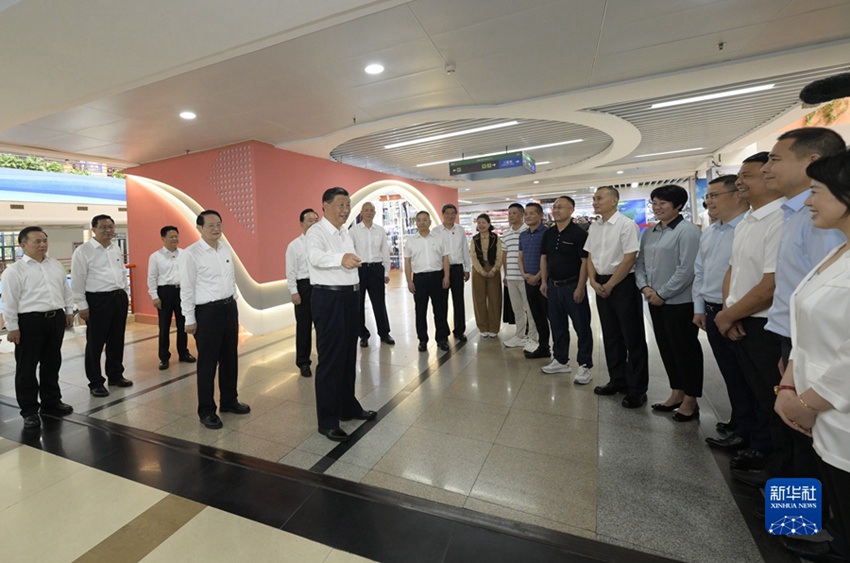지난 20일 오전, 시진핑 주석은 이우 국제무역센터를 방문해 소상공인 대표들과 인사했다.