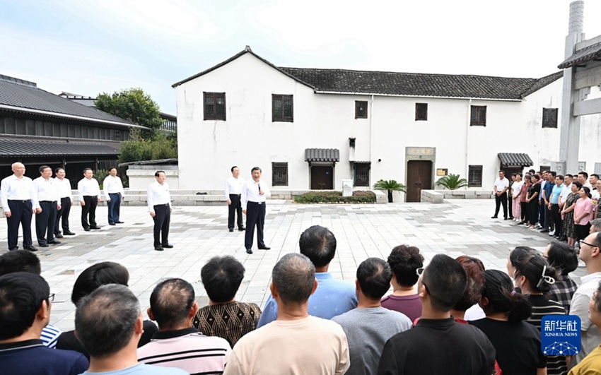 지난 20일 오후, 시진핑 주석은 주지(諸暨)시 펑챠오(楓橋)진 펑챠오 노하우전시관을 찾아 현지 주민들과 인사했다.